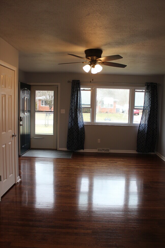 Living/Dining Room - 129 W Pinewood Dr
