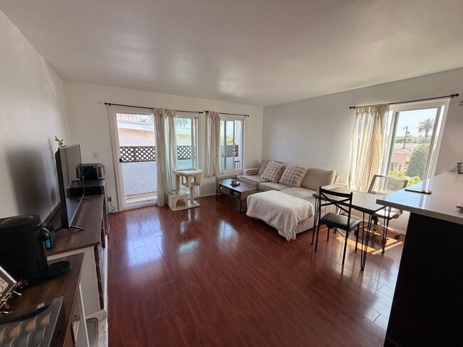 Building Photo - Spacious Westside 2 Bedroom with Balcony, Upgraded Bathrooms & 2 Gated Parking Spaces