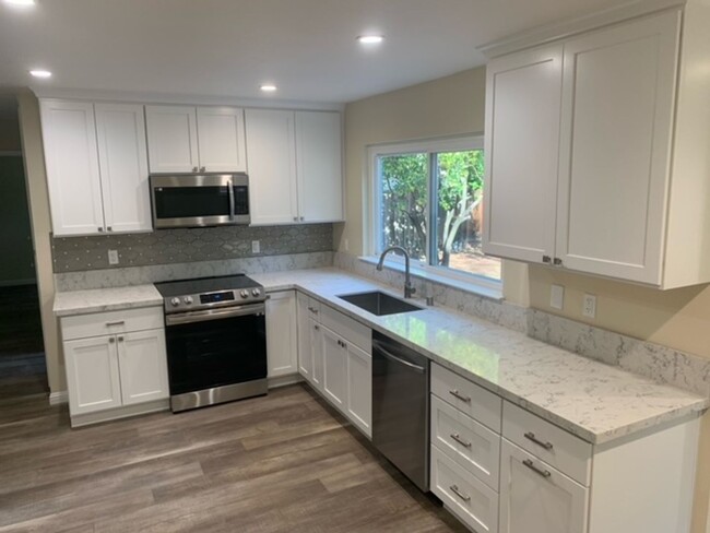 Foto del edificio - Highland Oaks in Pleasanton – 5-Bedroom, 2...