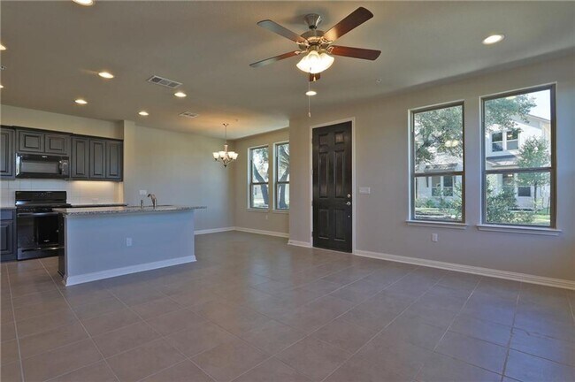 Foto del edificio - Spacious 4-Bedroom Home in Gated Lakeline ...