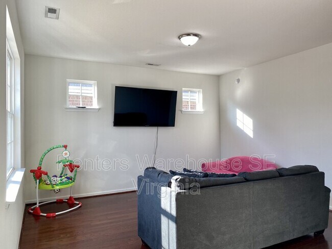 Building Photo - 121 Nautico Way
