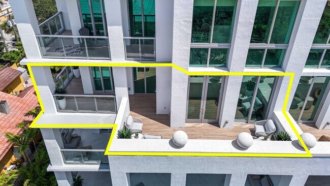 Foto del edificio - 475 E Royal Palm Rd