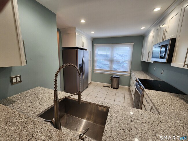 Foto del edificio - 55 Mill Plain Rd