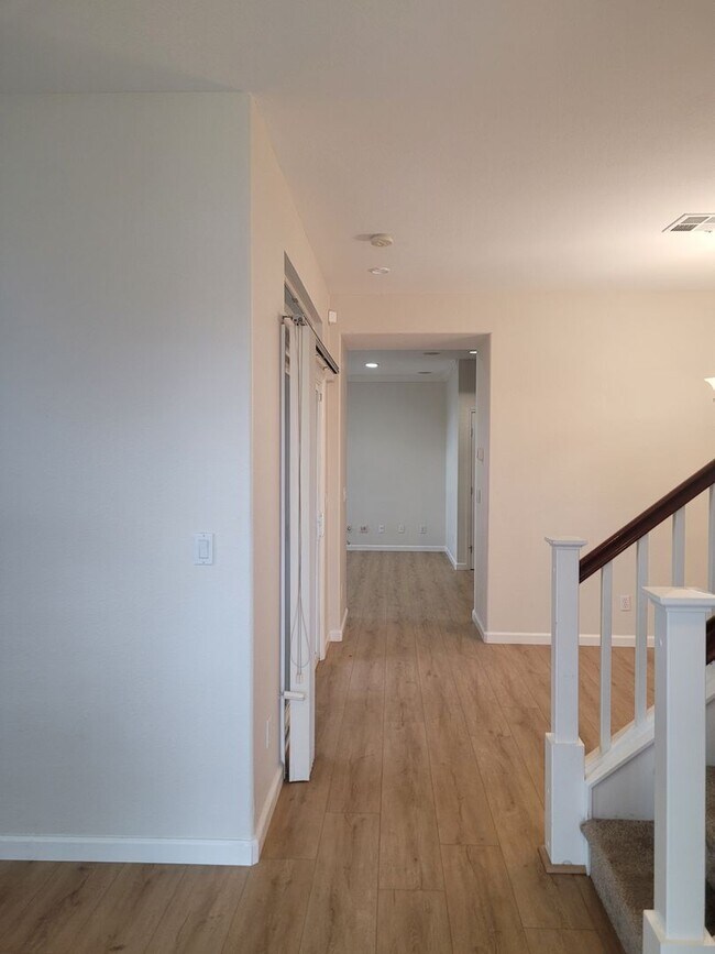 Building Photo - Beautiful 4-Bedroom Brentwood Home on Corn...