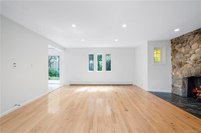 Foto del edificio - 166 Valley Stream Rd E