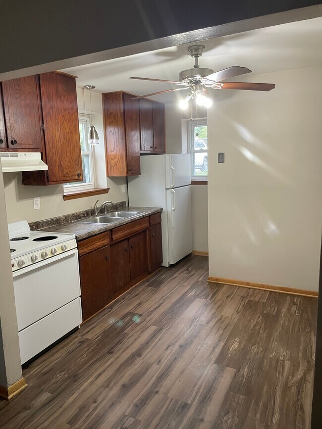 Foto del edificio - 4100 Lake Breeze Ave N