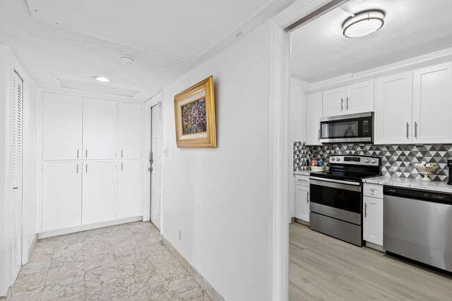 Building Photo - 3200 N Palm Aire Dr