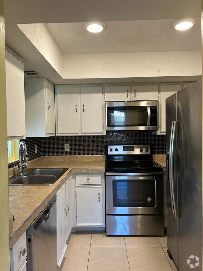 Midport Place Condominiums Apartments for Rent with Washer & Dryer