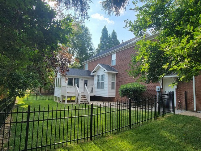 Foto del edificio - Knoxville 37922 - 4 bedroom, 2.5 bath home...