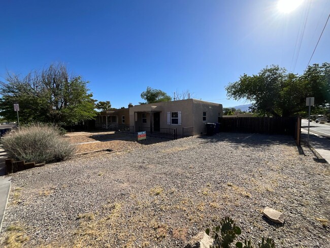 Building Photo - 2 Bedroom Single Family Home with 1 Bedroo...