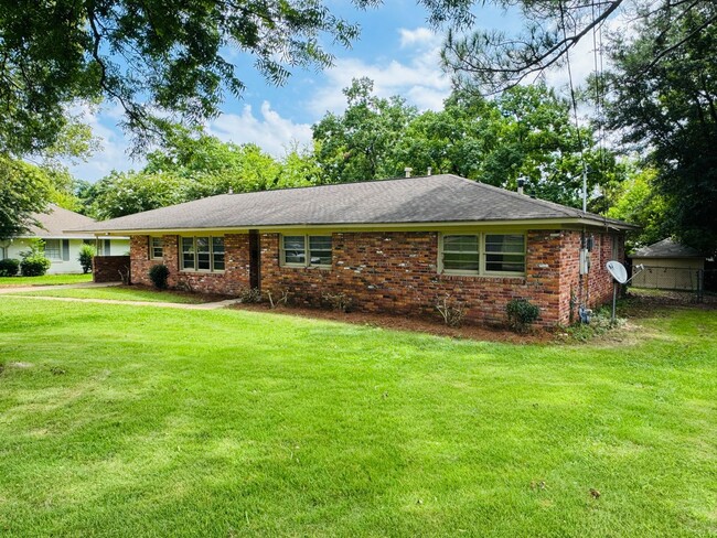 Building Photo - Freshly Renovated 4-Bedroom Retreat!
