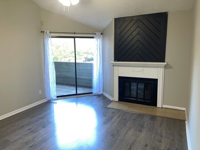 Foto del edificio - Charming Two Bedroom Condo Off Sharon Amity!