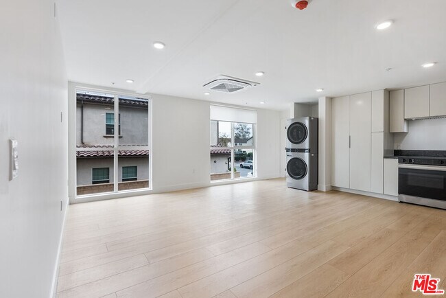 Foto del edificio - 8561 Belmont St