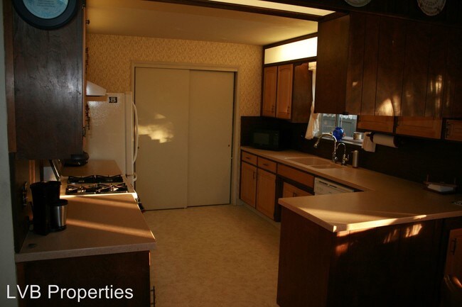 Building Photo - 5233 Hillcrest Dr
