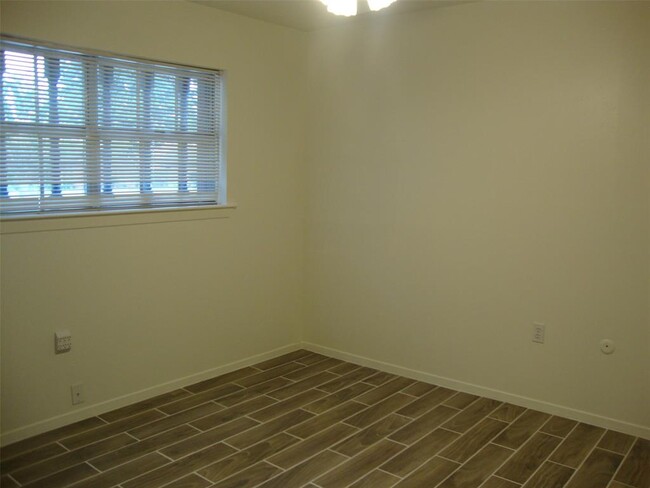 Building Photo - 7823 Larkspur Dr