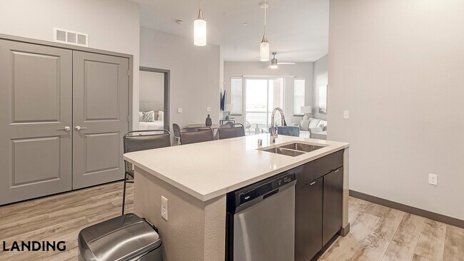 Foto del edificio - 3150 W Twain Ave
