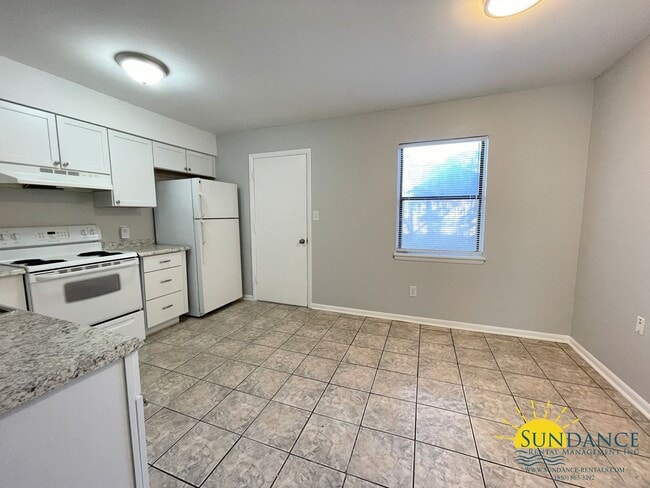 Building Photo - Great End-Unit Townhouse in Fort Walton Beach!