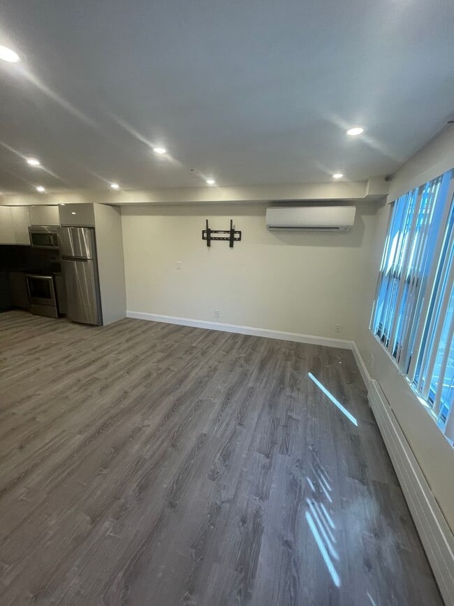 Building Photo - Huge updated studio the size of most 1 beds!!
