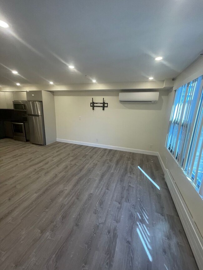 Foto del edificio - Huge updated studio the size of most 1 beds!!