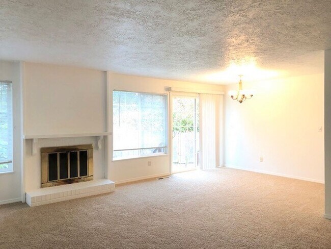 Building Photo - Well Cared For Home in Oak Hills Neighborh...