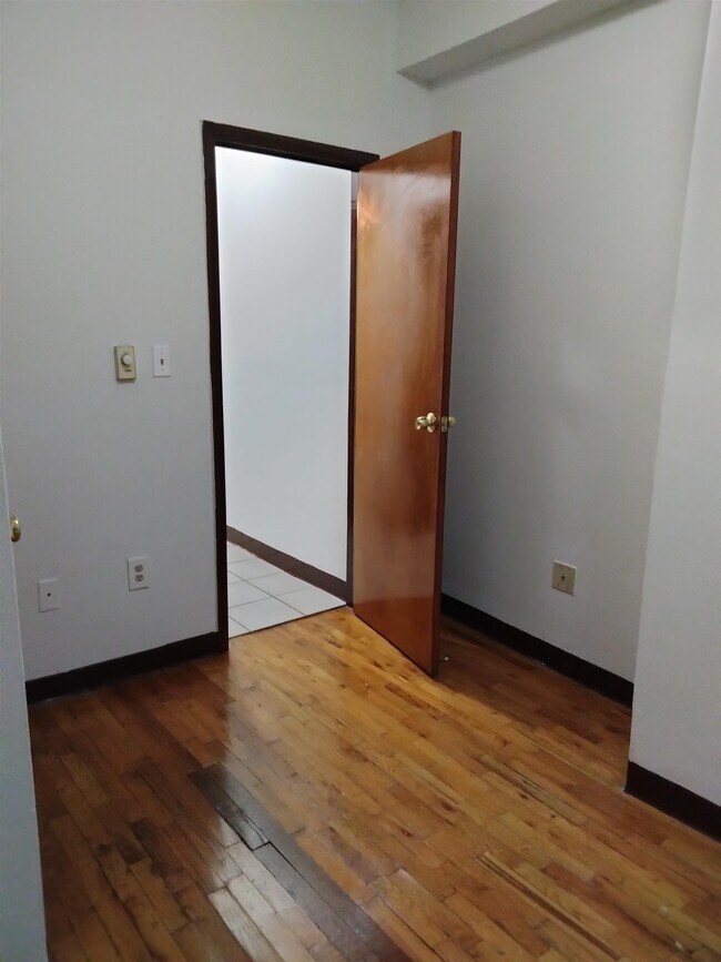 Foto del edificio - 1409 Grand St