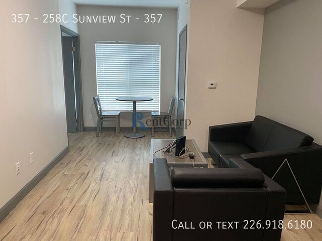 Photo du bâtiment - 258C-258C Sunview St