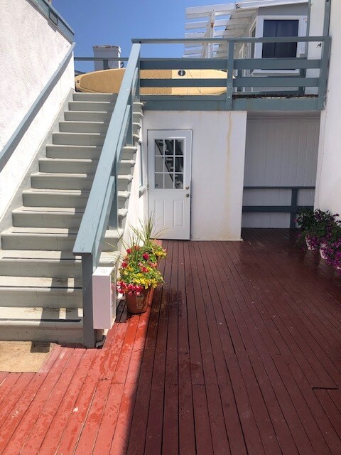 Terraza en área común con escaleras a la unidad en alquiler - 25410 Malibu Rd