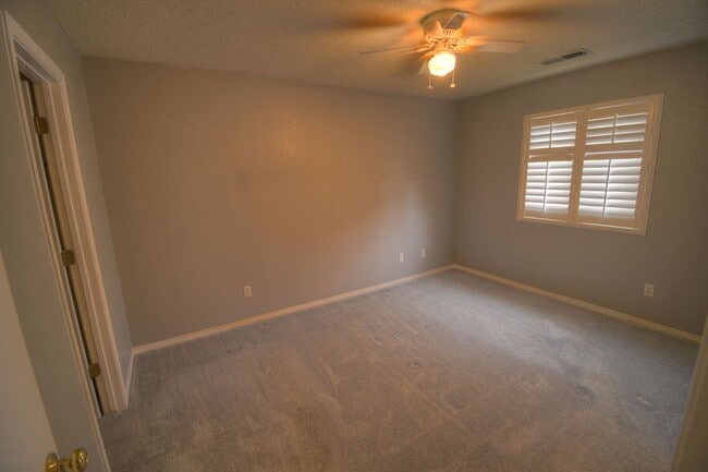 Building Photo - Adorable 2 Bedroom, 2 Bathroom, 2 Car Gara...