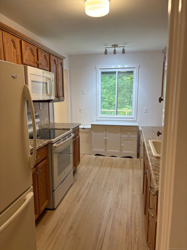 Building Photo - 457 Heritage Vlg