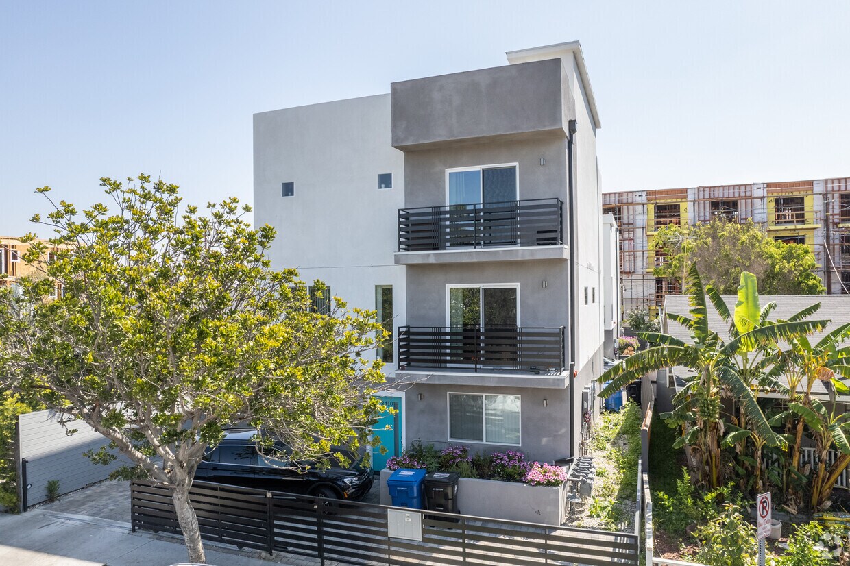 2410 Carmona Ave, Los Angeles, CA 90016 2410 Carmona Ave Los Angeles