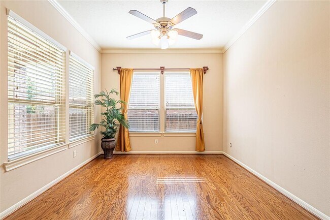 Foto del edificio - 2418 Hendricks Lakes Dr