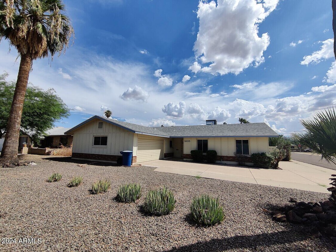 Primary Photo - 1605 E Palmcroft Dr