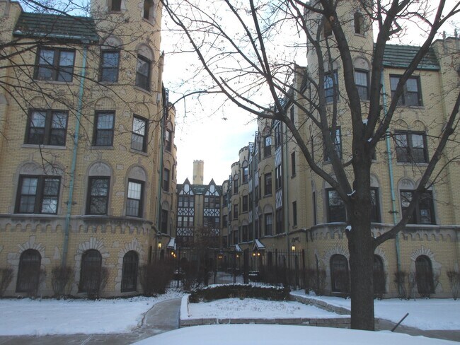 Building Photo - 4205 N Kedvale Ave