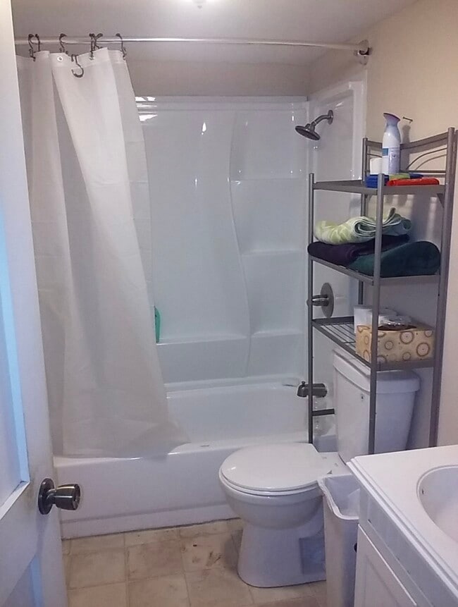 Building Photo - 210 Cady Dr