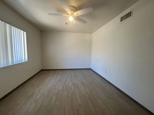 Building Photo - 2141 E Manhatton Dr