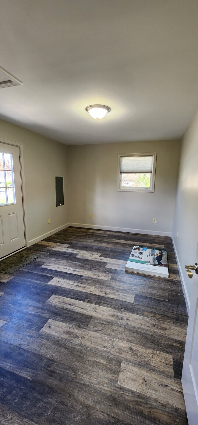 Primera habitación desde la puerta lateral - 420 Hill Ave