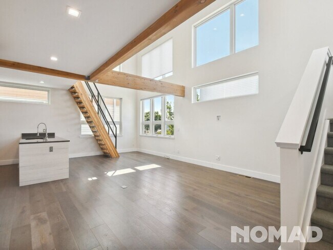 Building Photo - 2 Bedroom Townhome in Denver