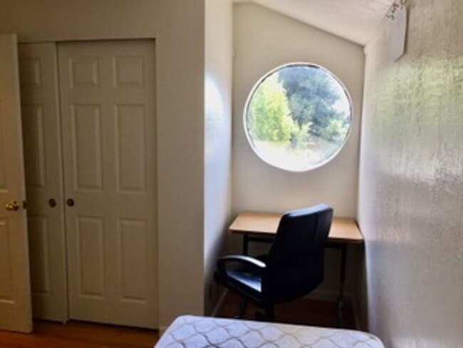 Building Photo - Light-Filled 3bedroom/2bath Near Highway &...