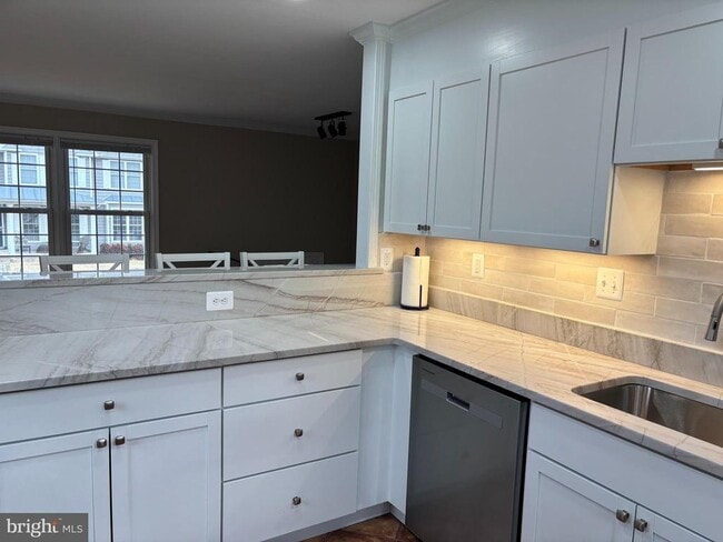 Building Photo - 6194 Riverview Dr