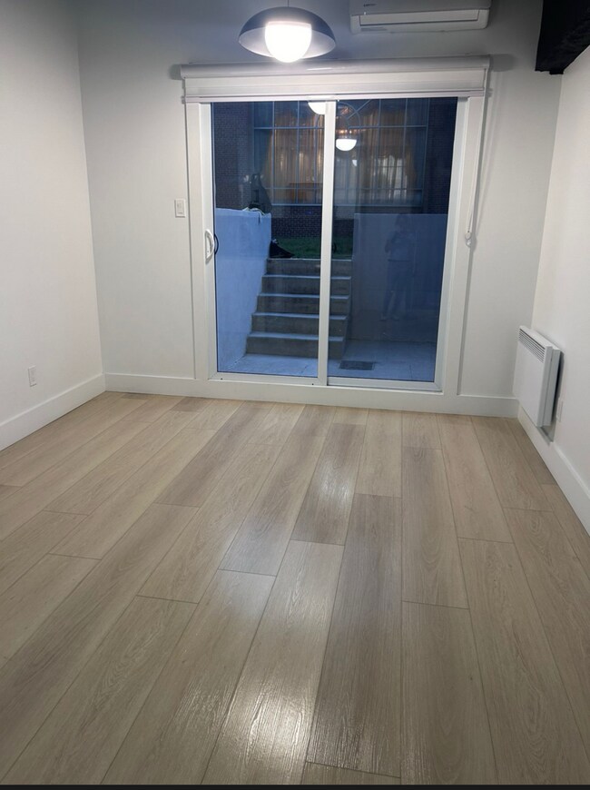 Building Photo - 4875 Boul Édouard-Montpetit