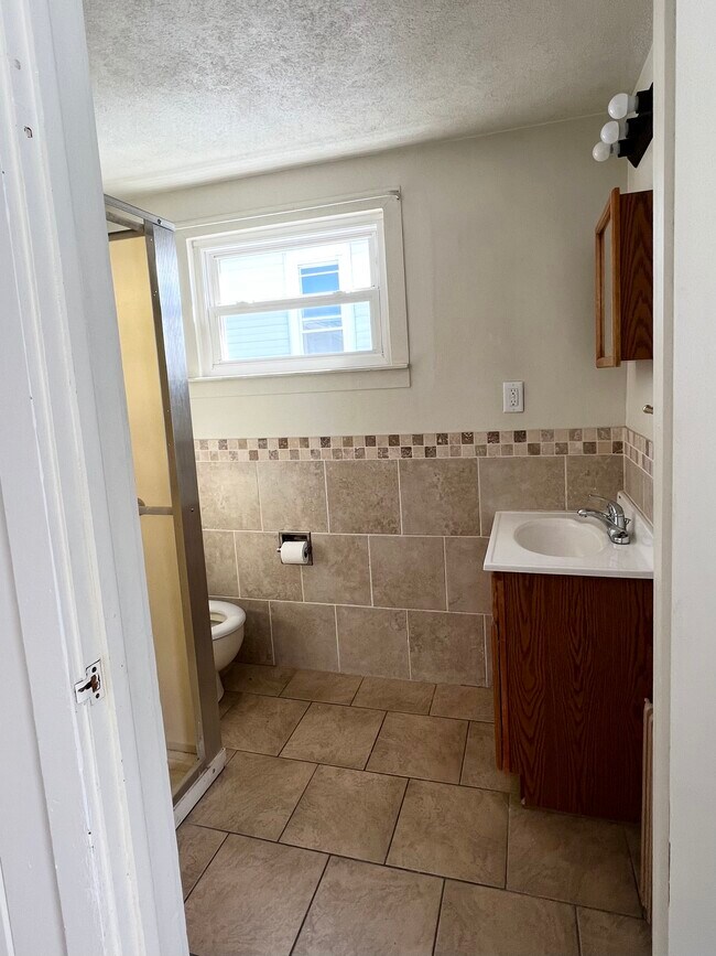 Bathroom - 33 Poplar St