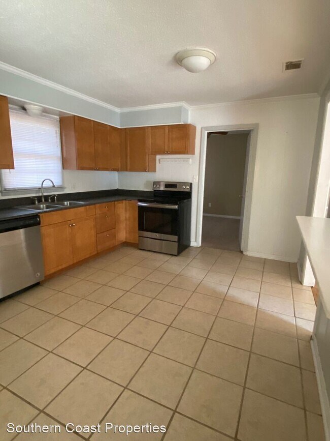 Building Photo - 3 br, 1 bath House - 132 Fowler Street
