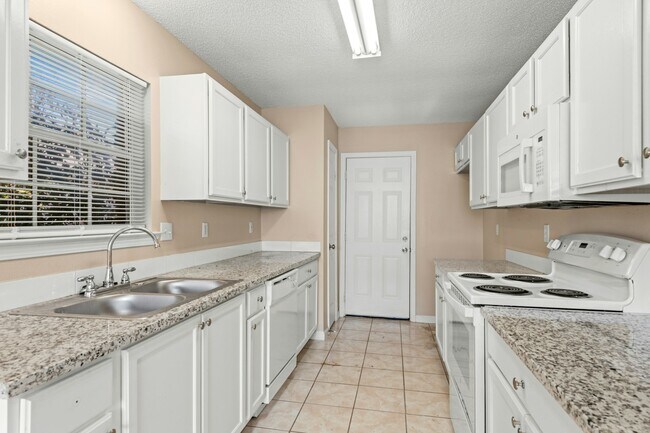 Foto del edificio - 2205 Greenwood Dr