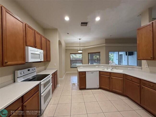 Building Photo - 1270 SW Aragon Ave