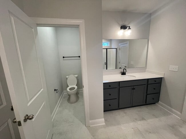 Foto del edificio - 704 Sutherland Ct