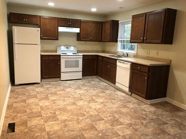 Building Photo - 3 Bedroom Off E Cone