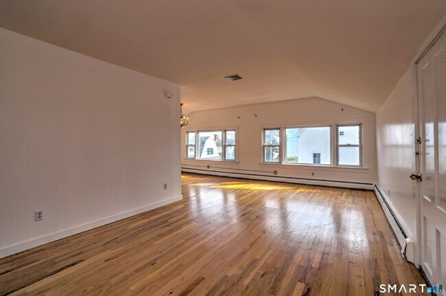 Foto del edificio - 83 Hawley Ave