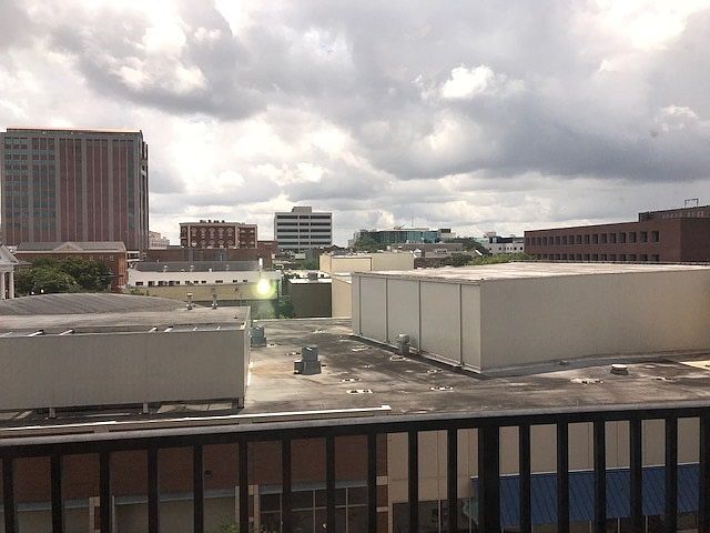 Foto del edificio - 215 W College Ave