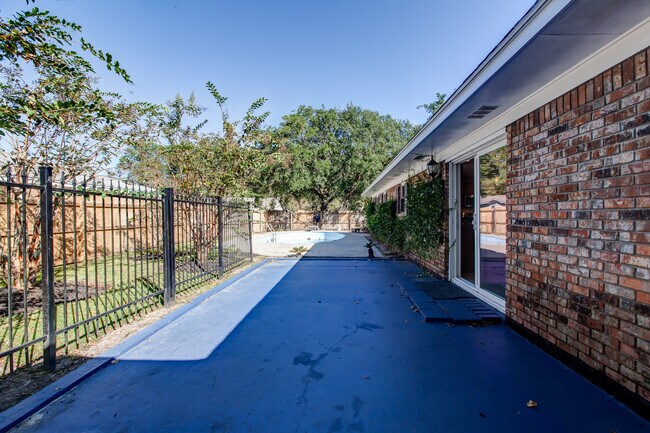 Building Photo - 12567 Crestwood Dr