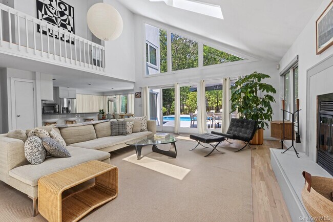 Foto del edificio - 24 Quogue Riverhead Rd